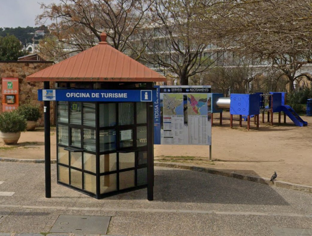 Punto de información turística junto a la playa
