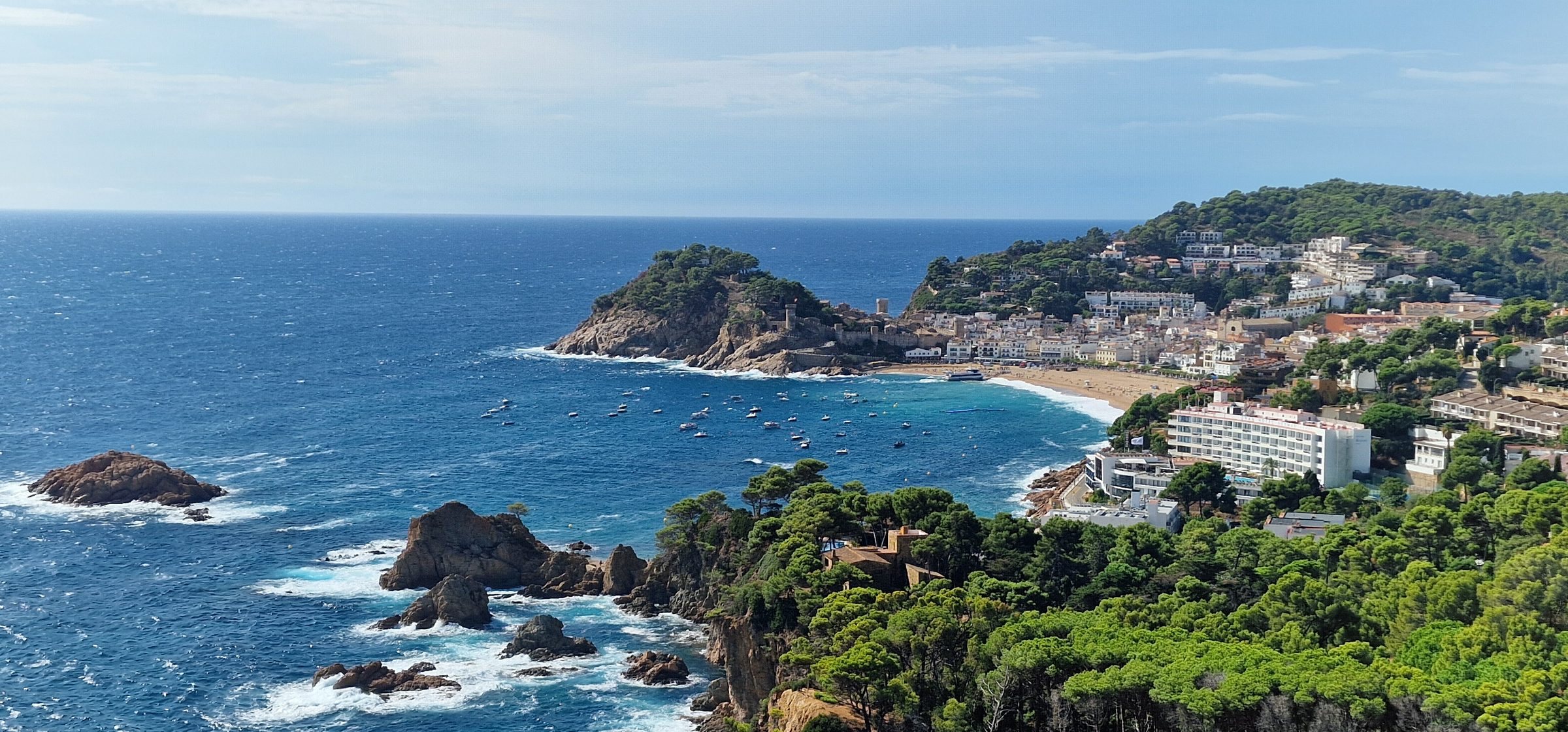 Vista de Tossa de Mar con la Vila Vella y la bahía desde el mirador