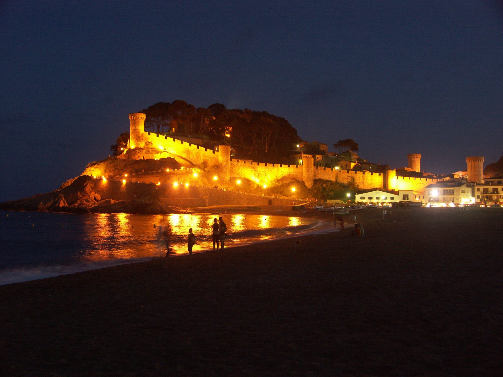 Castillo de Tossa de Mar iluminado de noche